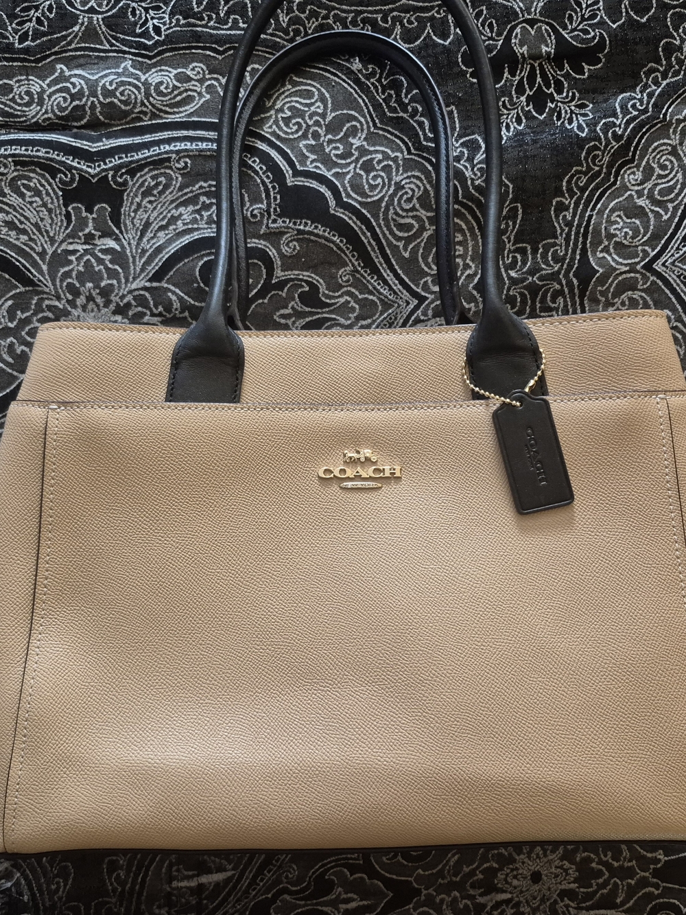 Authentic Coach Avenue Carryall Leather Tote  – Beige & Black – Excellent Cond